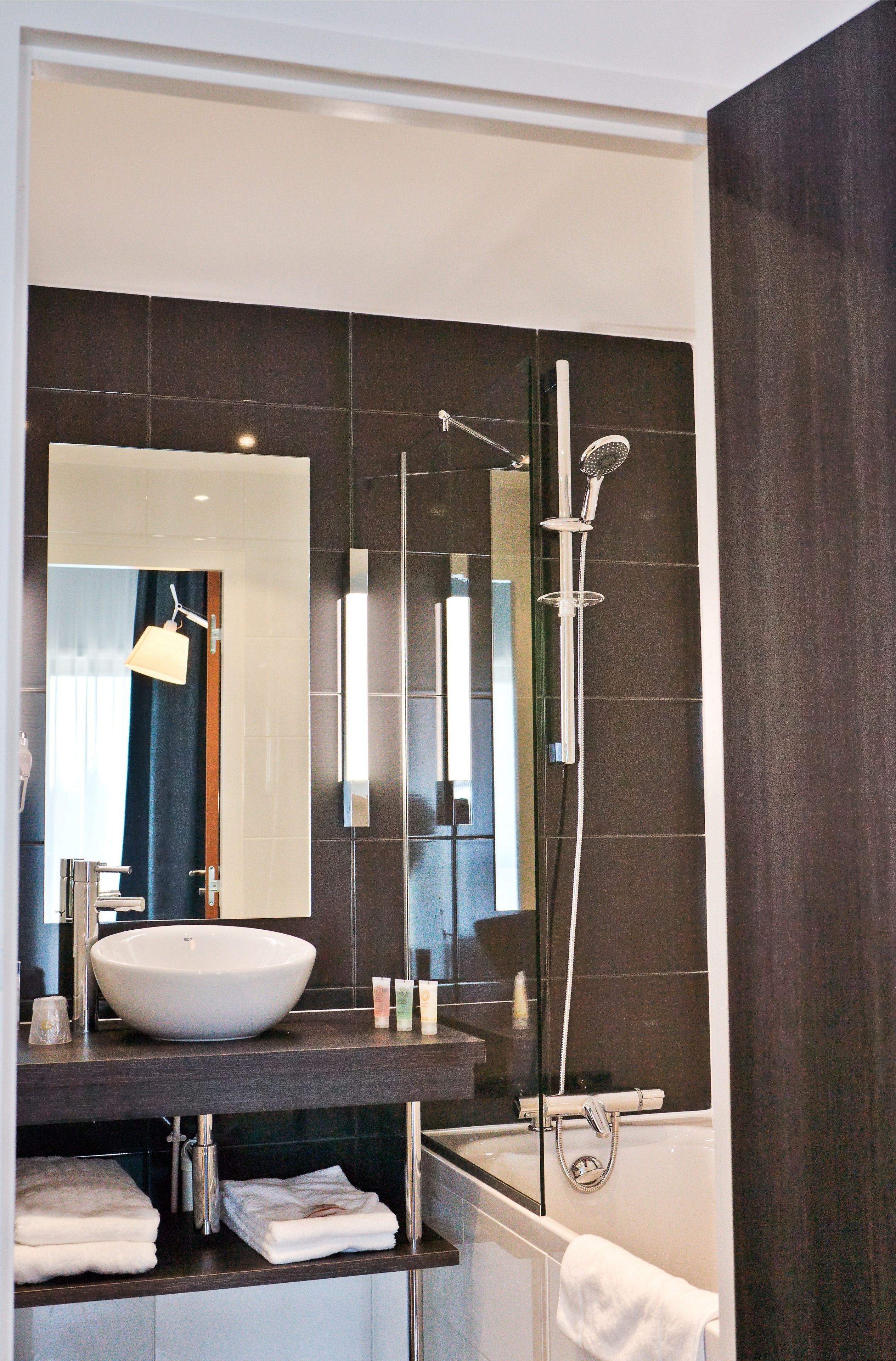 combined shower/bathtub, eco-friendly toiletries, hair dryer, towels