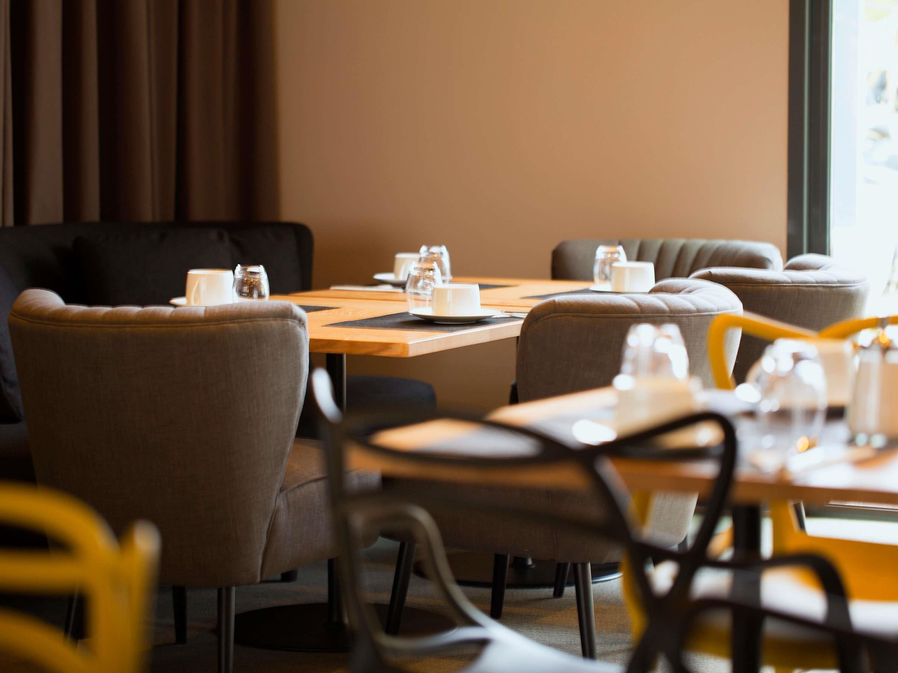 buffet breakfast for a fee on weekdays