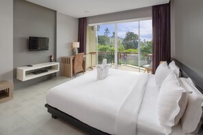 Select Comfort 床、迷你吧、客房内保险箱、办公桌