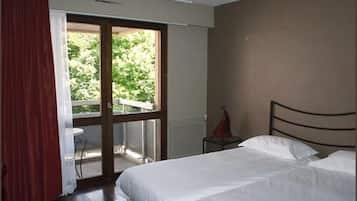 Double Room, 2 Twin Beds | Individually decorated, soundproofing, iron/ironing board