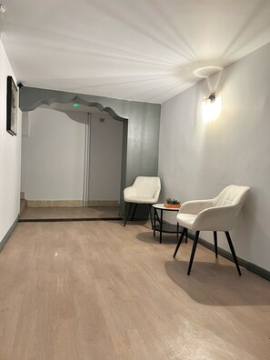 52-cm LED TV with satellite channels, TV - Hotel de la Gare (Aix-les-Bains)