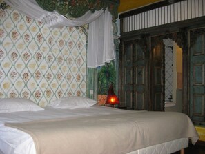 Individually decorated, soundproofing, iron/ironing board - Hotel de la Gare (Aix-les-Bains)
