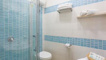 Classic Studio | Bathroom | Shower, rainfall showerhead, free toiletries, hair dryer