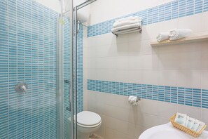 Classic Studio | Bathroom | Shower, rainfall showerhead, free toiletries, hair dryer - Relais il Frantoio - Apartments (Massa Lubrense)