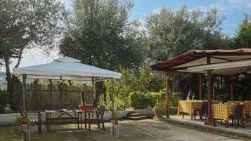 Der serveres frokost og italienske retter med udsigt til haven