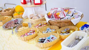 Una mesa de buffet con diversos alimentos y salsas.