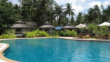 Kolam renang terbuka, payung kolam, kerusi lepak pantai