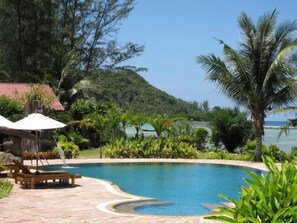 室外泳池；泳池傘、躺椅