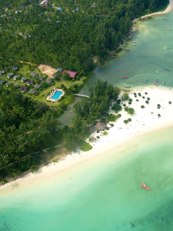 Una spiaggia nelle vicinanze, sabbia bianca, ombrelloni