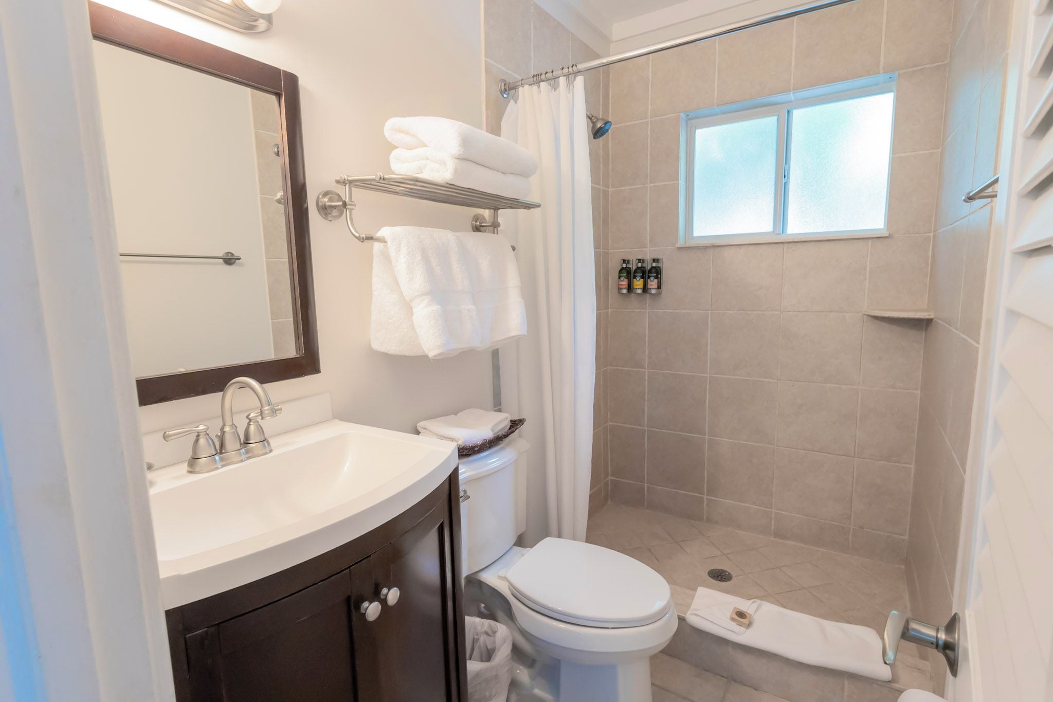 Deluxe Room, Refrigerator & Microwave, Garden View | Bathroom