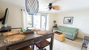 A dining area with a wooden table, woven placemats, and chairs. - Coconut Palm Inn (Tavernier)