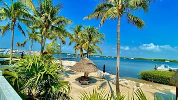 Plage privée, sable blanc, chaises longues, parasols