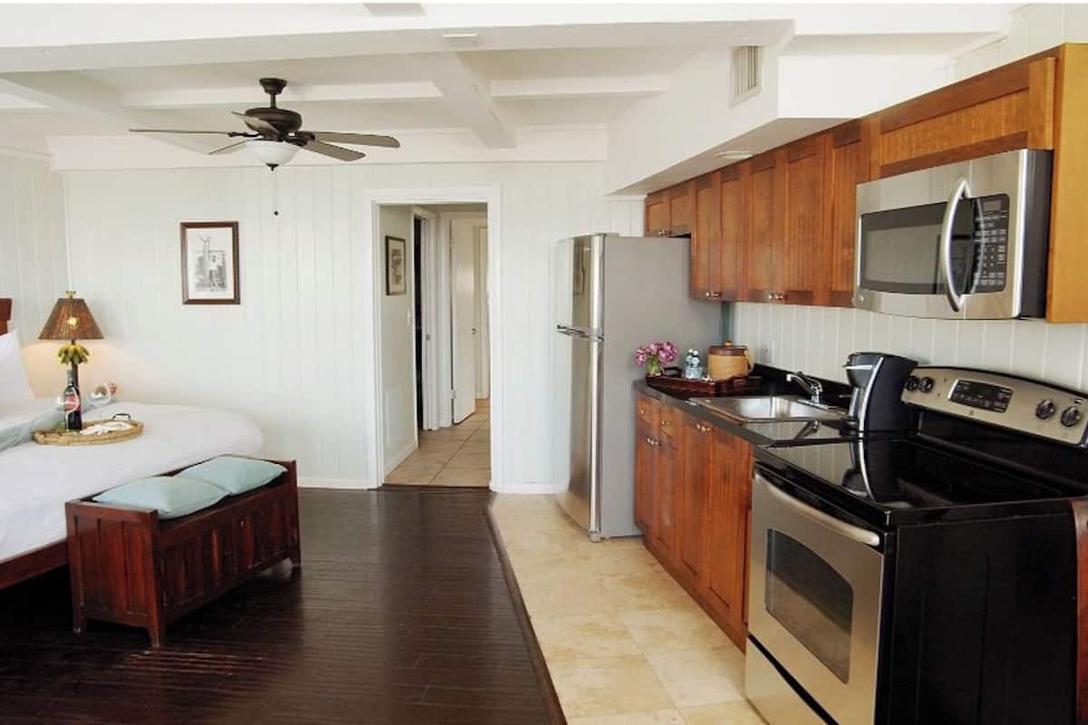 premium suite, 2 bedrooms, kitchen, bay view | private kitchen | mini-fridge, microwave, coffee/tea maker, cookware/dishes/utensils