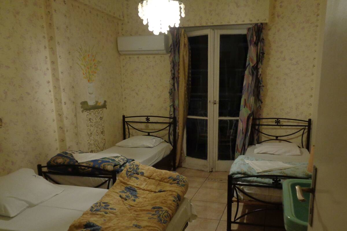 Pillowtop beds, desk, WiFi (free)