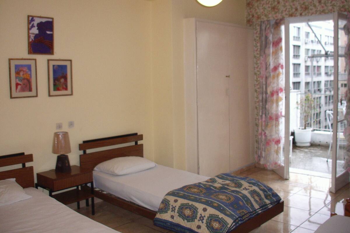 Pillowtop beds, desk, WiFi (free)