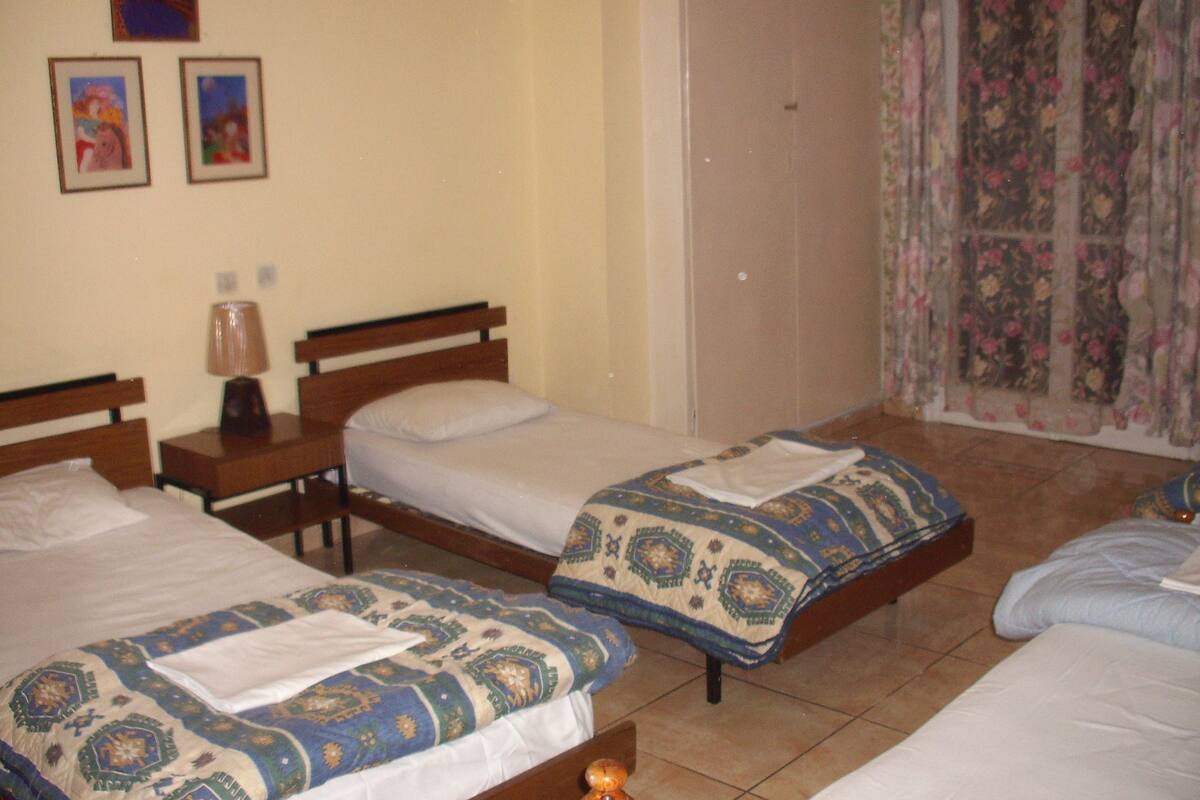 Pillowtop beds, desk, WiFi (free)