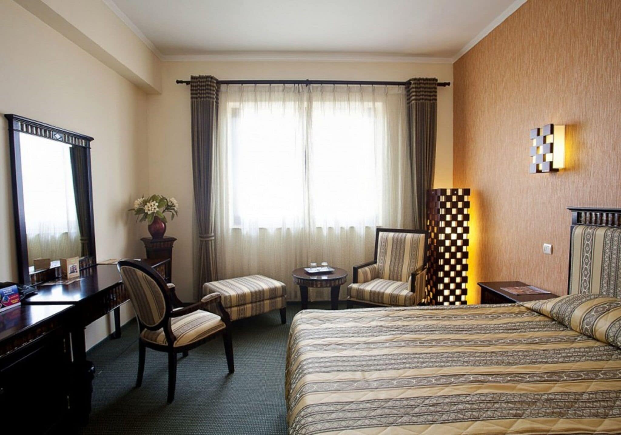 Roupas de cama premium, frigobar, cofres nos quartos, escrivaninha
