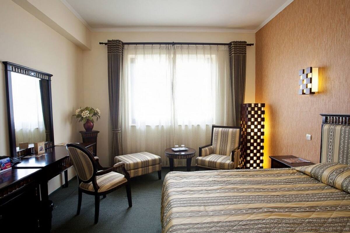 Hochwertige Bettwaren, Minibar, Zimmersafe, Schreibtisch