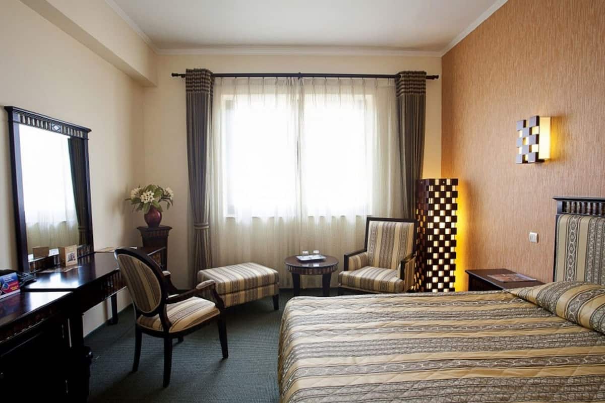Roupas de cama premium, frigobar, cofres nos quartos, escrivaninha