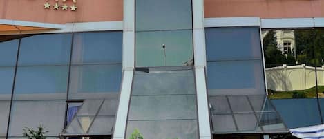 المنشأة من الخارج