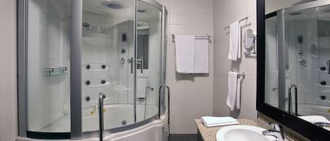 Suite | Baño | Secadora de cabello, batas, pantuflas, toallas
