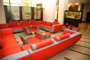 Coin salon dans le hall