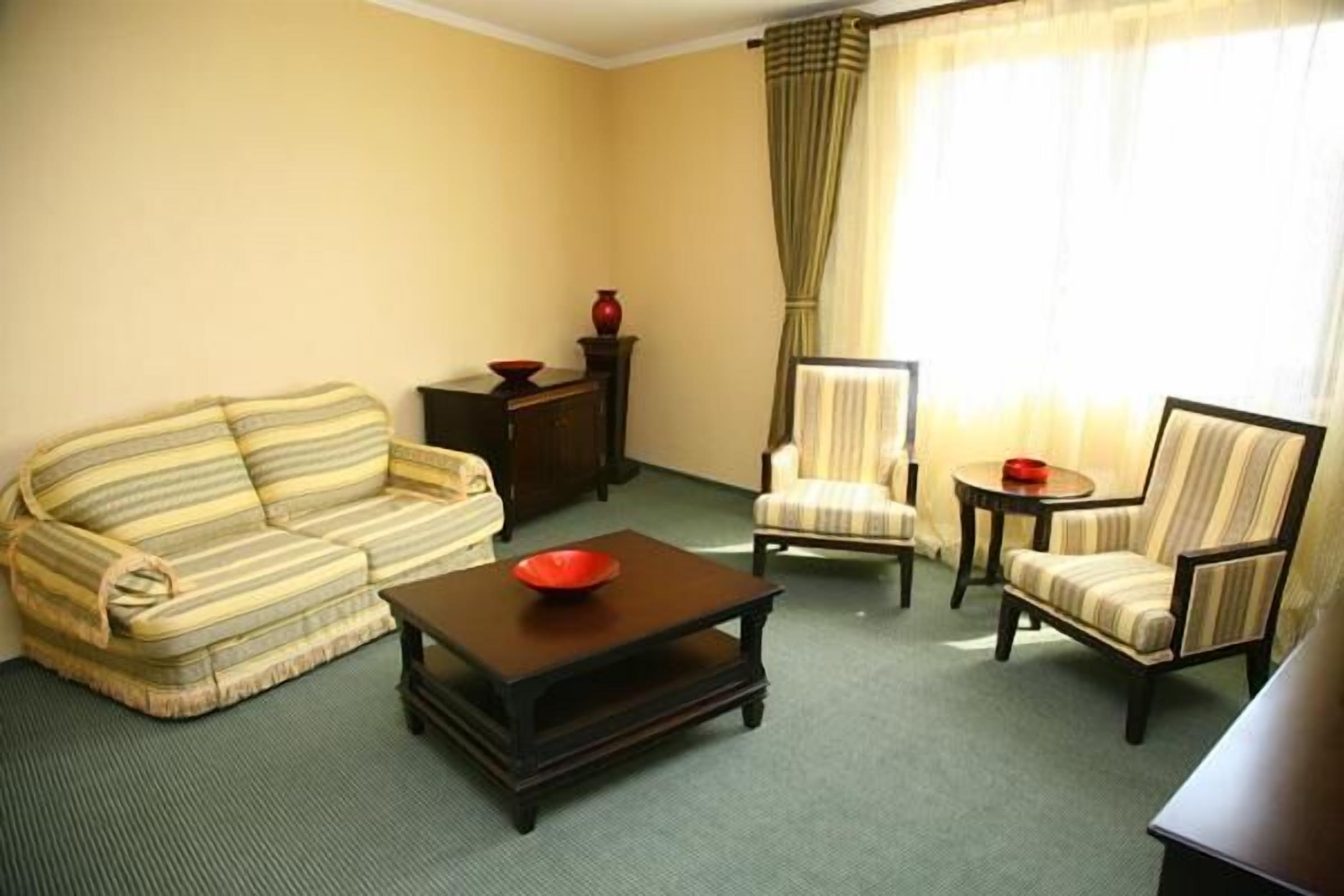 suite | 1 bedroom, premium bedding, minibar, in-room safe