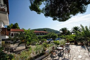 Breakfast (EUR 6 per person)