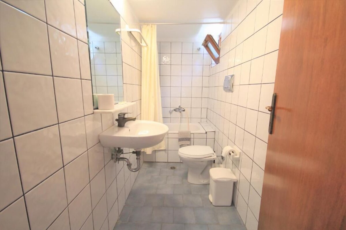 Ein Badezimmer mit Waschbecken, Toilette und Dusche.