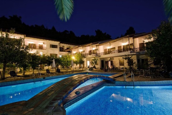 Seasonal outdoor pool, pool umbrellas, sun loungers