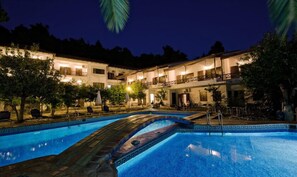 Seasonal outdoor pool, pool umbrellas, sun loungers - Delphi Hotel (Skopelos)