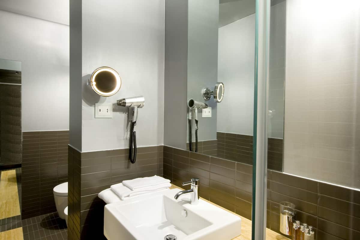 deluxe single room, 1 bedroom | bathroom | free toiletries, hair dryer, bathrobes, slippers