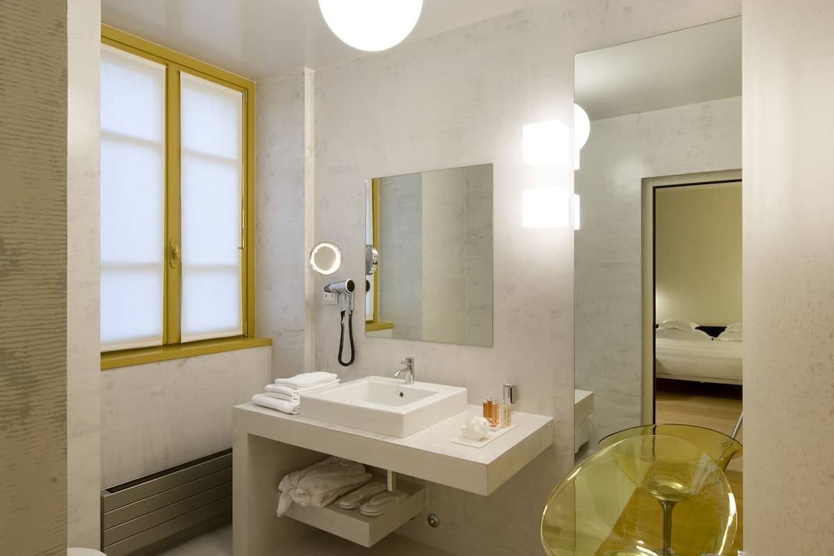 deluxe double room | bathroom | free toiletries, hair dryer, bathrobes, slippers