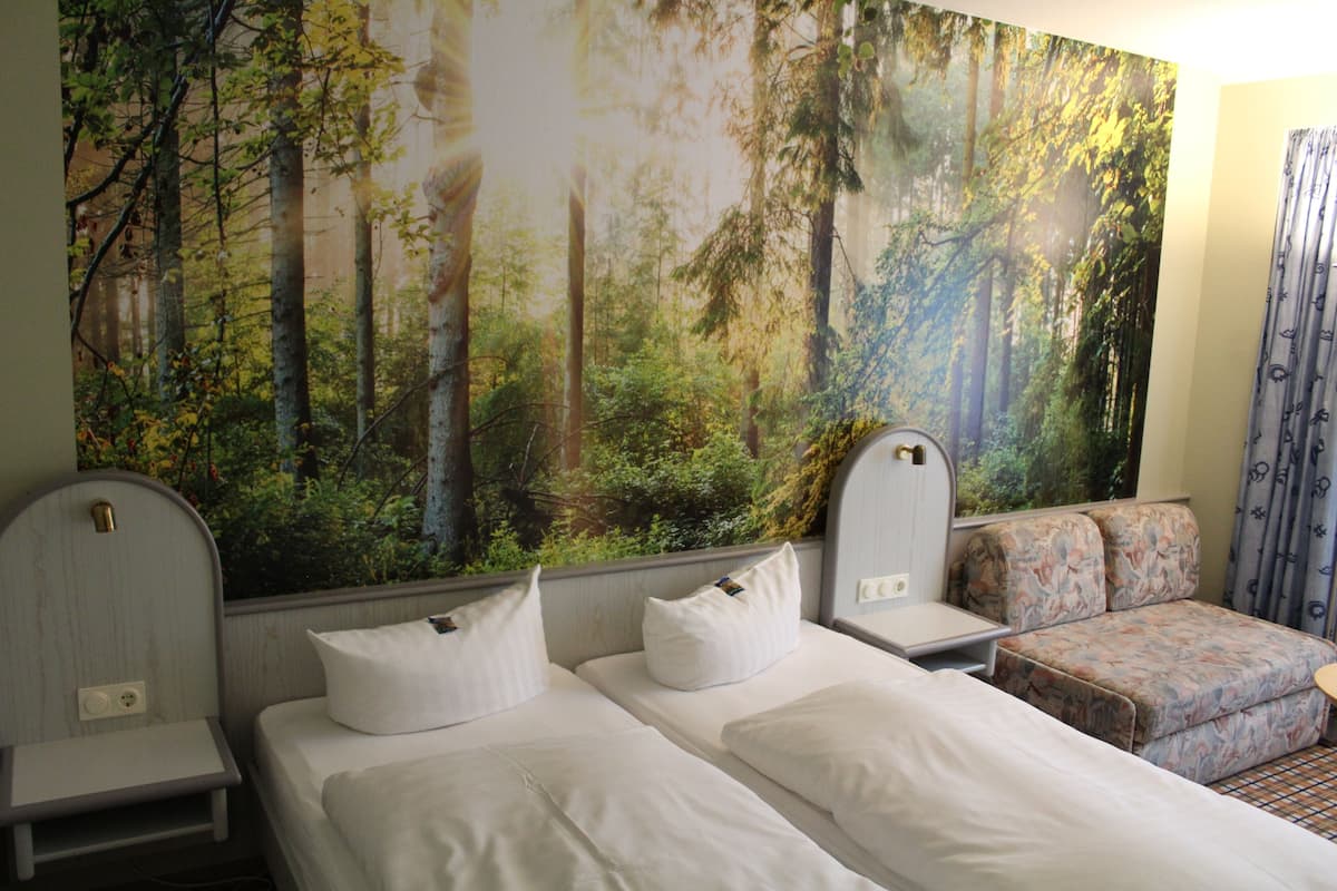 Standaard driepersoonskamer | 1 slaapkamer, pillowtop-bedden, een kluis op de kamer, een bureau