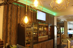 2 bars/lounges