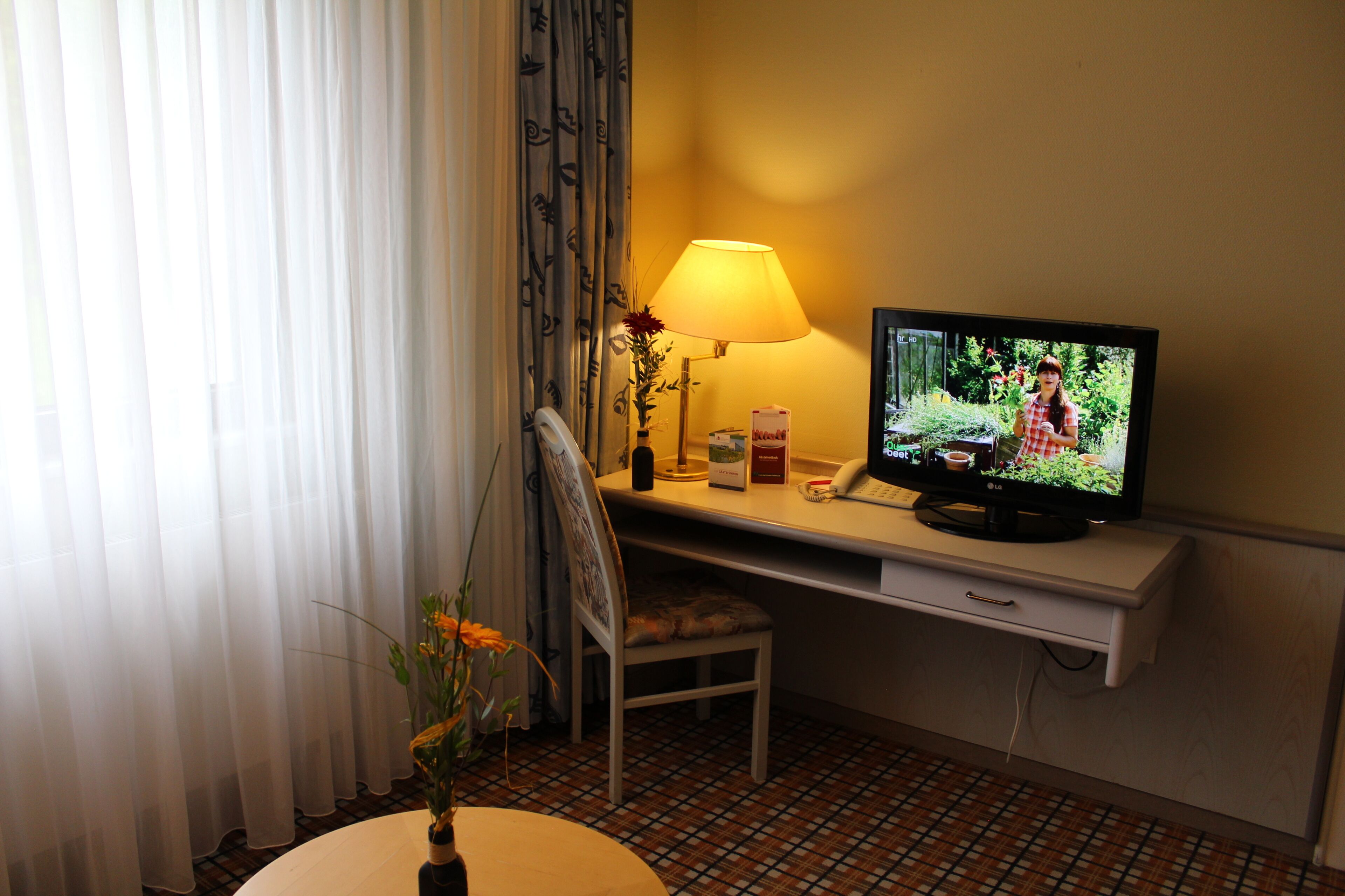 standard triple room | living area | flat-screen tv