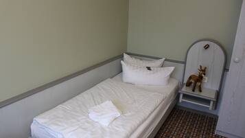 Kamar Triple Standar | 1 kamar tidur, bantalan ekstra lembut, brankas, dan meja kerja