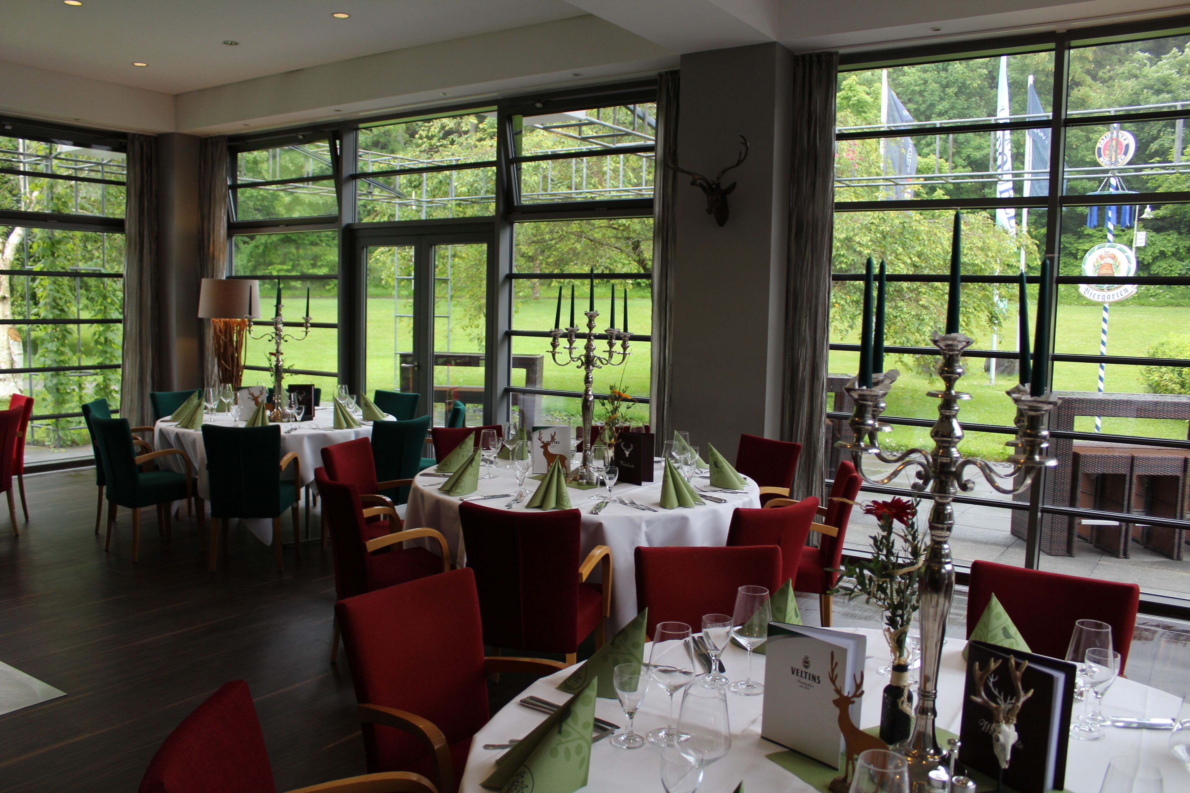 breakfast, lunch, dinner served; international cuisine