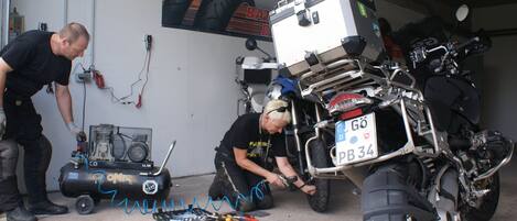 Un taller de motocicletas con herramientas y equipo.