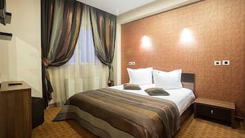 Minibar, caixa forta a l'habitació i escriptori