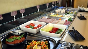 Buffet com diversas opções de comida, incluindo carnes, saladas e molhos.