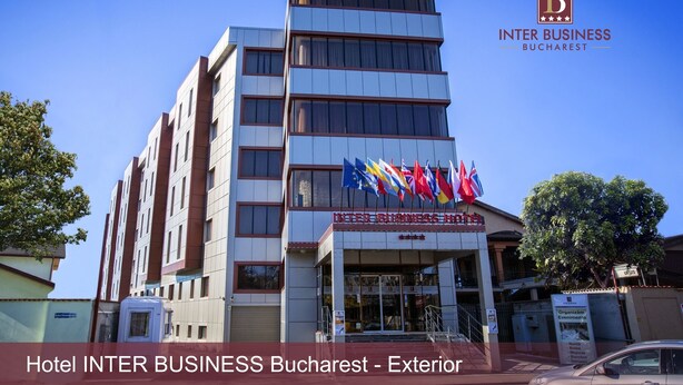 Exterior do Hotel INTER BUSINESS Bucareste, com vários andares, grandes janelas e bandeiras.