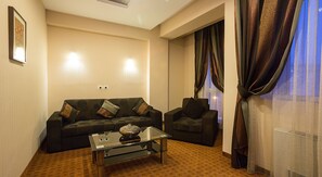 Minibar, in-room safe, desk, laptop workspace - Inter Business Bucharest Hotel (Bucharest)