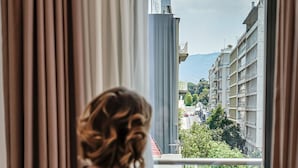 Una donna seduta vicino a una finestra con vista sulla città.