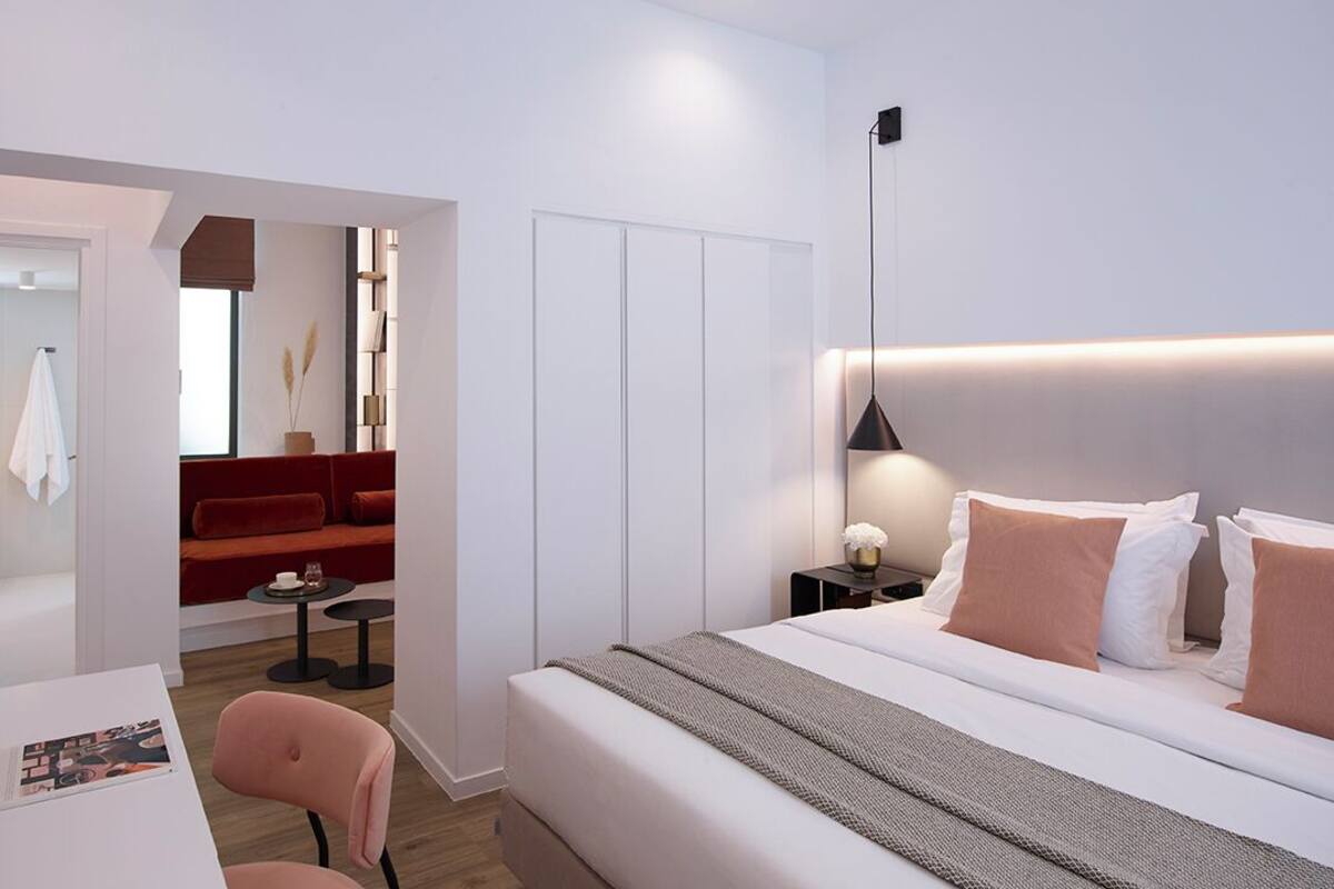 Deluxe Room | Egyptian cotton sheets, premium bedding, pillowtop beds, in-room safe