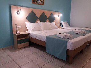 Estudio (For 3) | Caja de seguridad en la habitación y escritorio