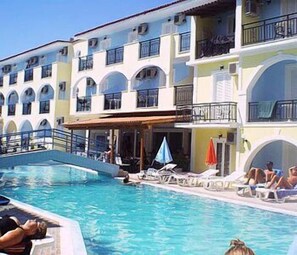 Outdoor pool - Vossos Hotel Apartments (Zakynthos)