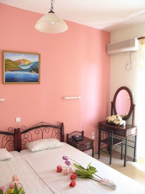 In-room safe, desk, iron/ironing board, WiFi - Vossos Hotel Apartments (Zakynthos)