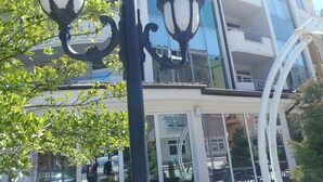 En moderne bygning med altaner og store vinduer.