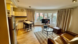 A compact living space with a kitchen, dining area, and seating area. - Lastarria Aparts (Santiago)